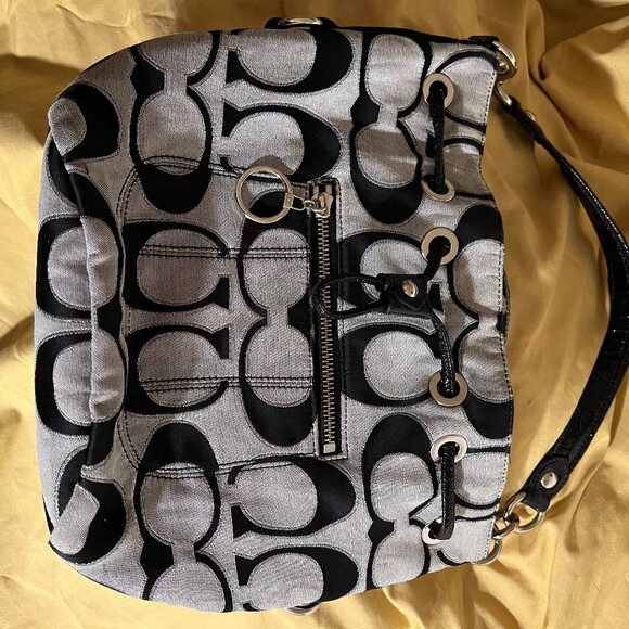 COACH PoPPy - EUC bucket bag patent leather trim and handle - Picture 3 of 5